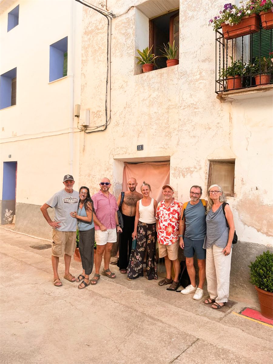 Los ocho fundadores de Casa Cuchara delante de la puerta de la casa